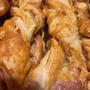 Grissini di sfoglia con prosciutto e mozzarella